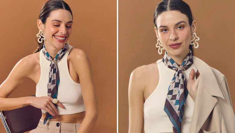 Imagens lado a lado de modelo usando lenço Scarf Me amarrado no pescoço. Ela posa em fundo neutro marrom.