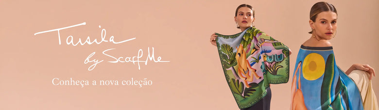 Modelo com lenços estampados inspirados em obras de Tarsila do Amaral. O fundo é da cor salmão e há a escrita "Tarsila by Scarf Me" em branco.