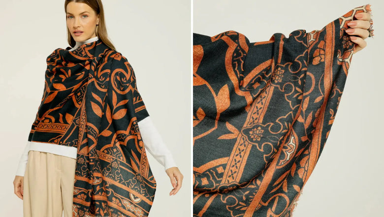 Duas imagens, lado a lado, de mulher exibindo cashmere preto com estampas laranjas da Scarf Me.