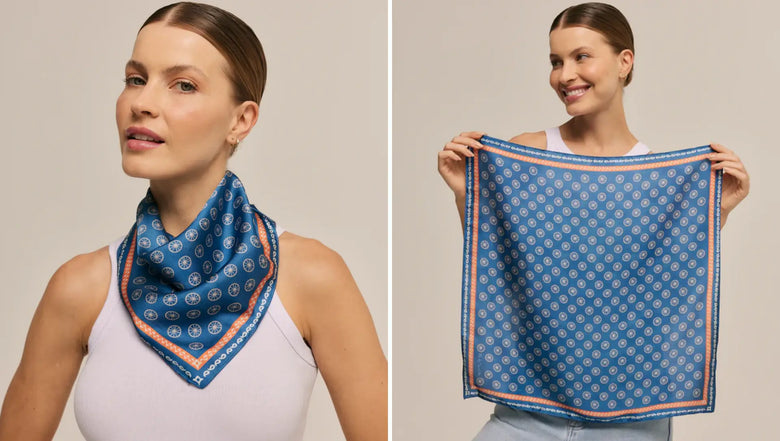 Duas imagens lado a lado de modelo exibindo lenço Scarf Me azul com detalhes em branco e laranja