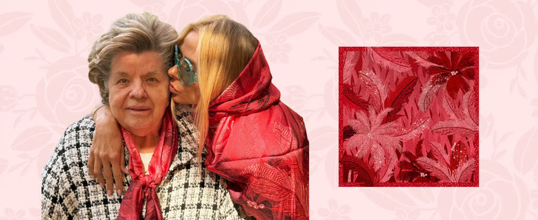 Mãe de Adriane Galisteu ao lado da apresentadora.