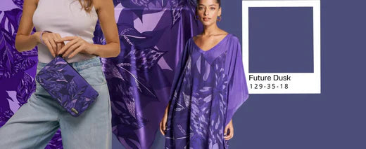 Modelo com clutch estampada e kaftan em Roxo Future Dusk, destacados contra um fundo de padrão floral.