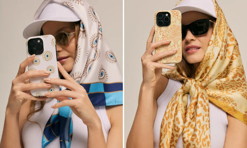Mulher exibindo produtos Scarf Me, como lenço e capa para celular. Ambos os produtos possuem estampas da marca.