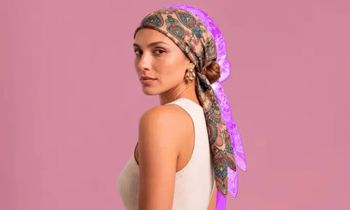 Imagem de mulher contra fundo rosa com lenço na cabeça.