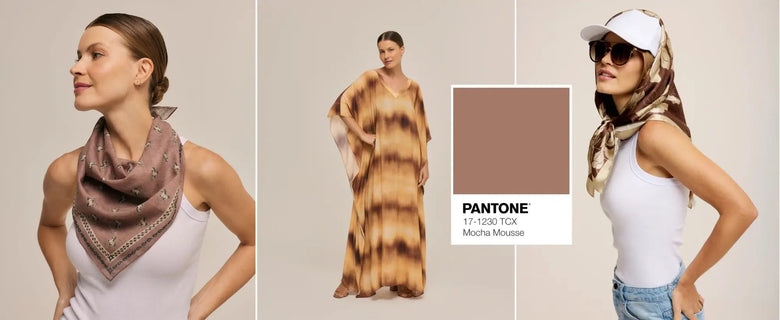 Três mulheres exibindo looks na paleta Mocha Mousse. À esquerda, lenço marrom estampado no pescoço; ao centro, kaftan terroso; à direita, lenço floral com boné branco.