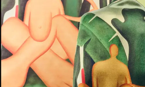 Mulher de costas com o lenço double face Antropofagia encarando a obra de mesmo nome de Tarsila do Amaral.