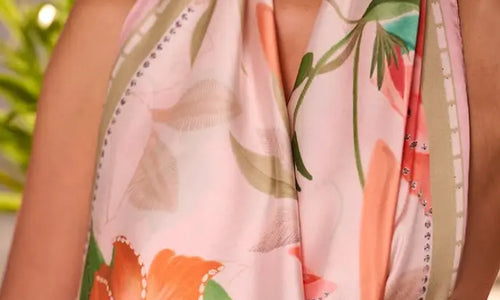 Imagem de modelo utilizando lenço de seda Scarf Me como blusa.