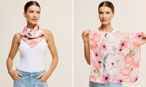 Mulher posando em fundo neutro vestindo blusa branca e exibindo lenço da Scarf Me.