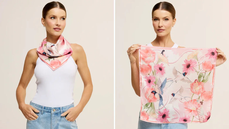 Mulher posando em fundo neutro vestindo blusa branca e exibindo lenço da Scarf Me.