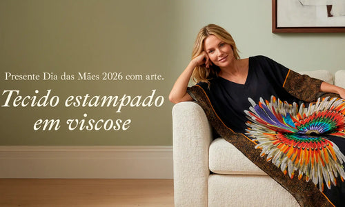Mulher sentada no sofá vestindo presente Scarf Me de Dia das Mães 2026 feito de tecido estampado em viscose, celebrando a data com arte e elegância.