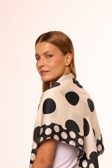 Lenço Poá off white em cetim de seda | 90x90cm