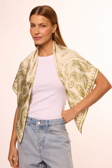 Lenço double face Penas verde em cetim de seda | 90x90cm