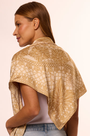 Lenço double face Ritos de Mar dourado em cetim de seda | 90x90cm