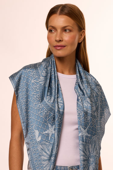 Lenço double face Ritos de Mar azul em cetim de seda | 90x90cm