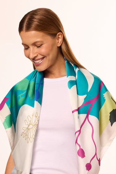 Lenço Flores Colorblock em cetim poliéster | 90x90cm