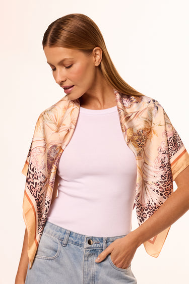 Lenço Tigresa amarelo em cetim de poliéster | 90x90cm