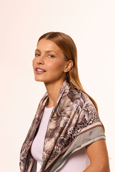 Lenço Tigresa em cetim de poliéster | 90x90cm