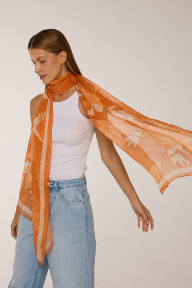 Echarpe Acolher laranja em mousseline de seda | 60x210cm