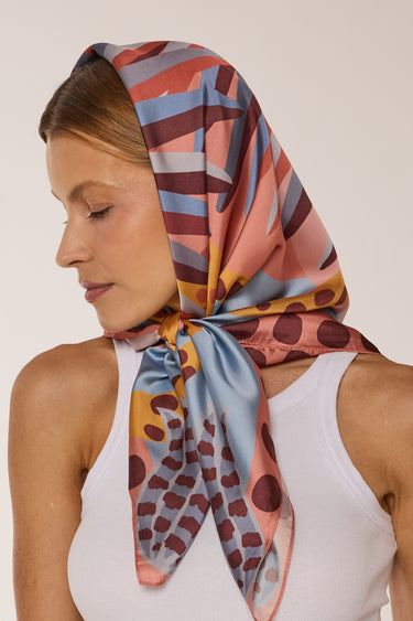 Lenço Onça Poá em cetim de poliéster | 90x90cm