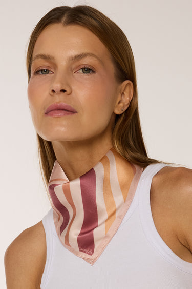 Lenço Listras Maximalistas rosé em cetim de seda | 40x40cm