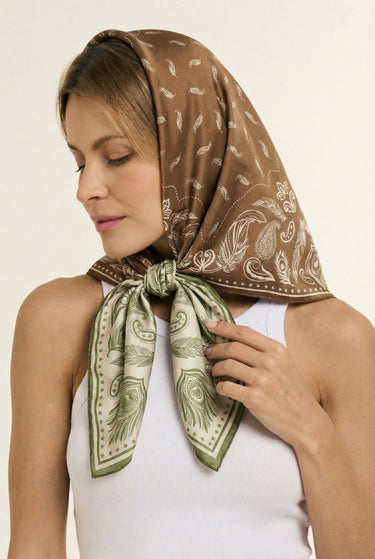 Lenço estampa Double Face Penas em twill de seda | 110x110cm