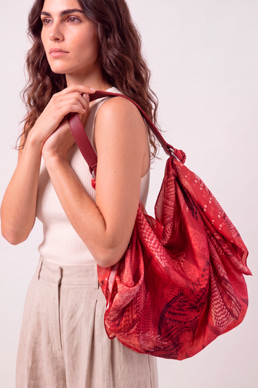 Kit Bolsa vermelha | Alça em couro + Lenço 90x90
