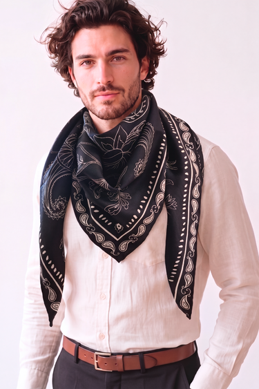Lenço double face Bandana Gloriosa preto em lã | 110x110cm