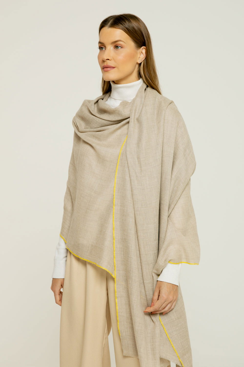   - Cashmere Premium Unique areia detalhe amarelo- Scarf Me 