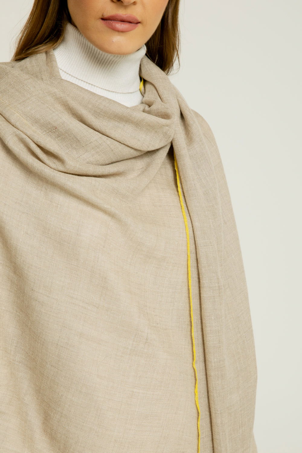   - Cashmere Premium Unique areia detalhe amarelo- Scarf Me 