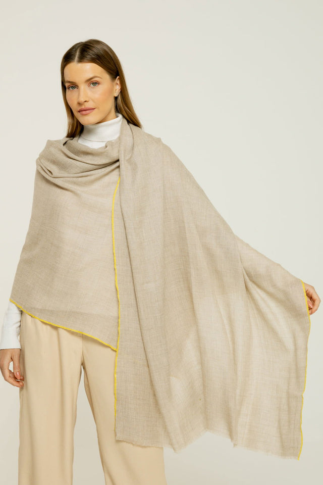   - Cashmere Premium Unique areia detalhe amarelo- Scarf Me 