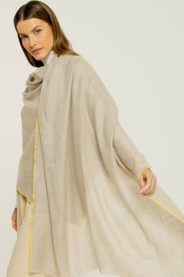   - Cashmere Premium Unique areia detalhe amarelo- Scarf Me 