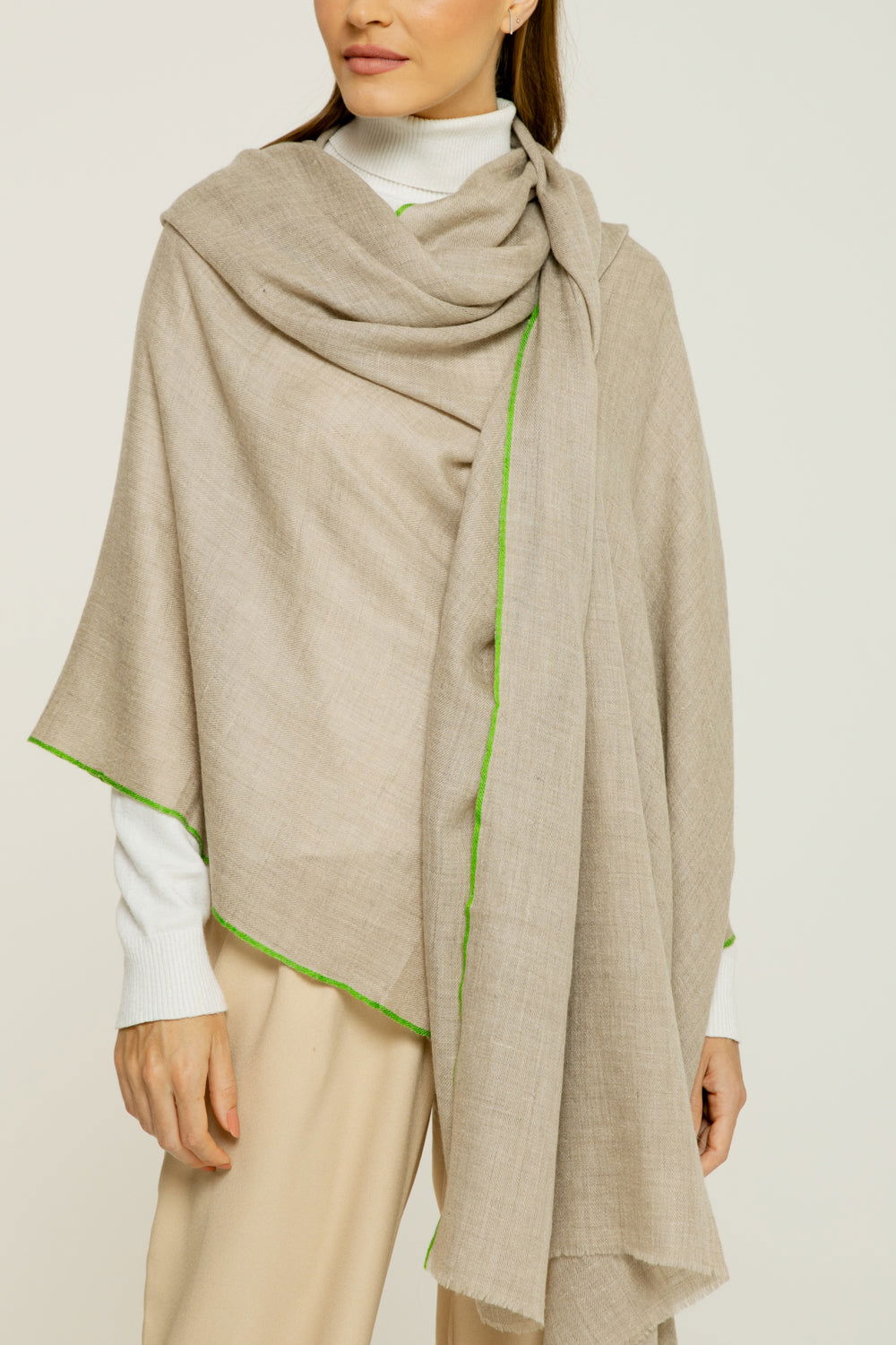   - Cashmere Premium Unique areia detalhe verde- Scarf Me 