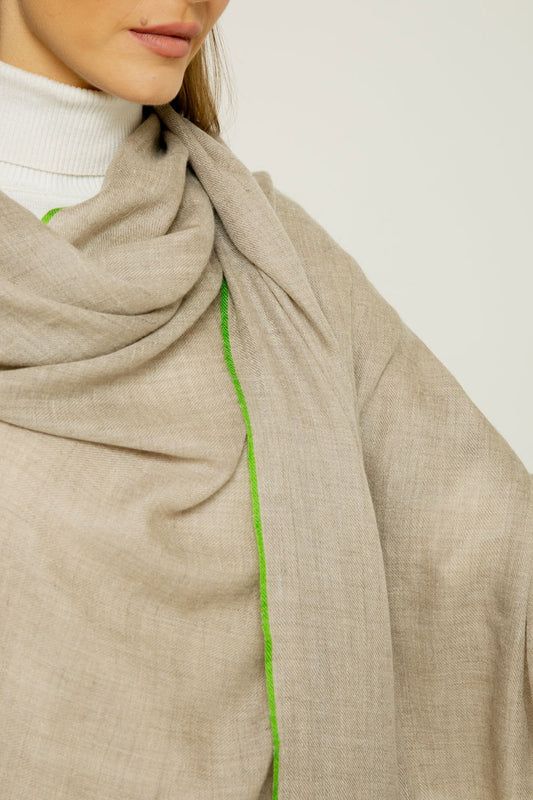   - Cashmere Premium Unique areia detalhe verde- Scarf Me 