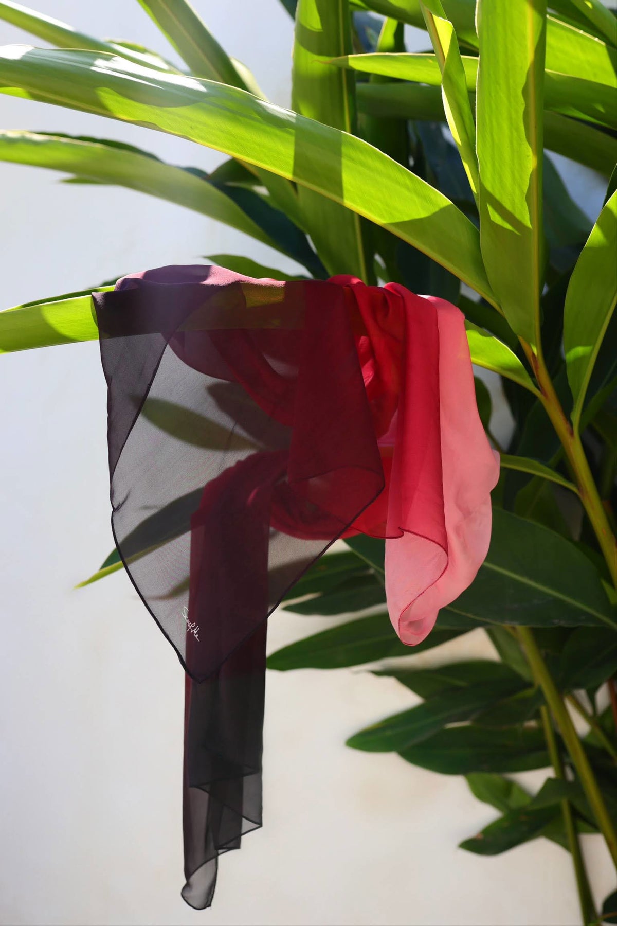   - Echarpe Degradê vermelho em mousseline de seda | 60X210cm- Scarf Me 