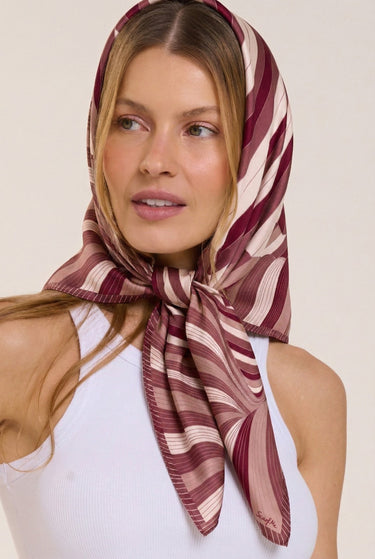 Lenço Tropical Gráfico marsala em cetim de seda | 90x90cm