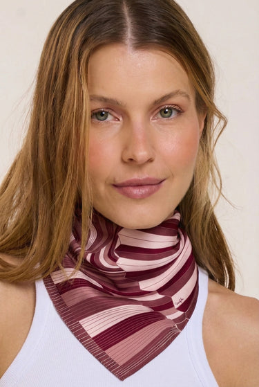 Lenço Tropical Gráfico marsala em cetim de seda | 40x40cm