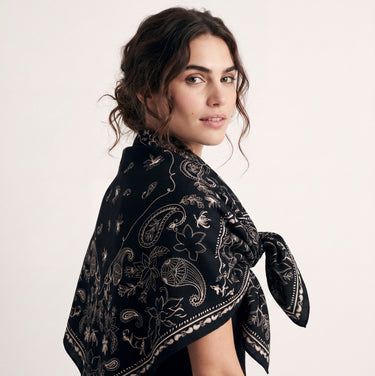 Lenço double face Bandana Gloriosa preto em lã | 110x110cm
