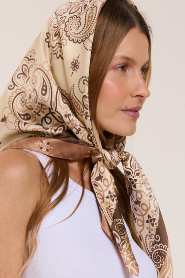 Lenço Bandana mocha em cetim de seda | 110x110cm