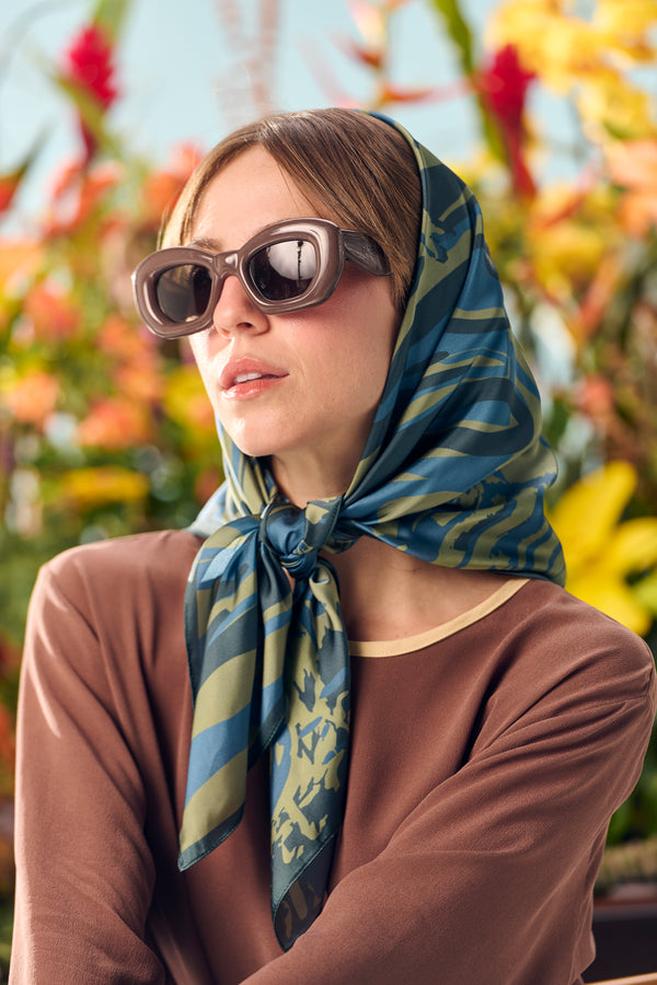 Guardião das Águas double-sided scarf in silk satin | 90x90cm