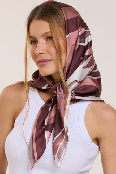 Lenço Neiva mocha em cetim de seda | 90x90cm