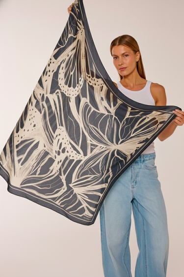 Max lenço Race Butterfly em mousseline de seda | 130x130cm