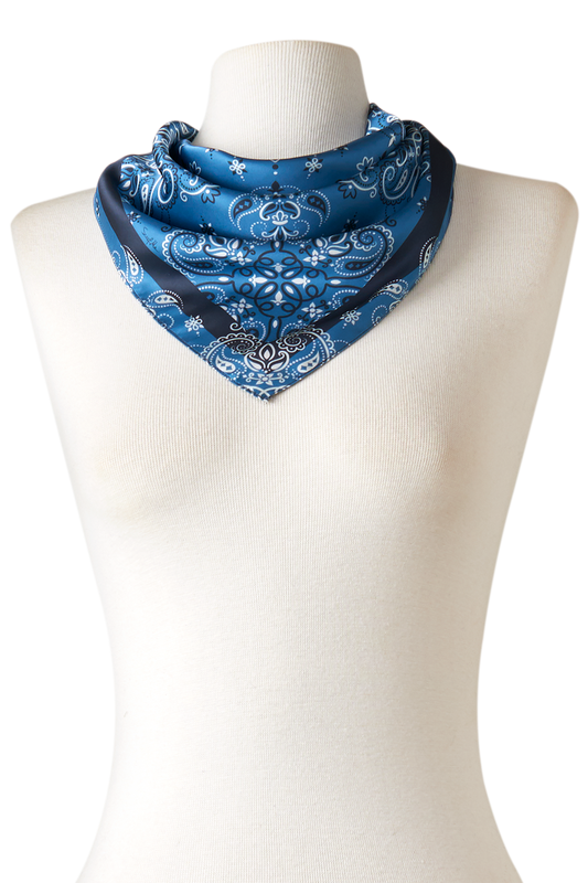   - Lenço Bandana azul em cetim de poliéster | 50x50cm- Scarf Me 