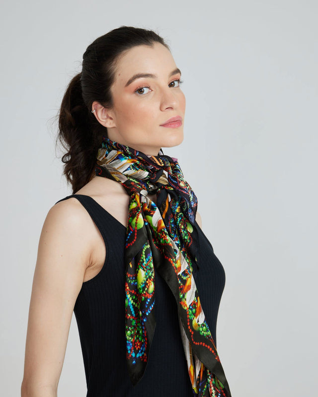   - Lenço Cocar em twill de seda | 90x90cm- Scarf Me 