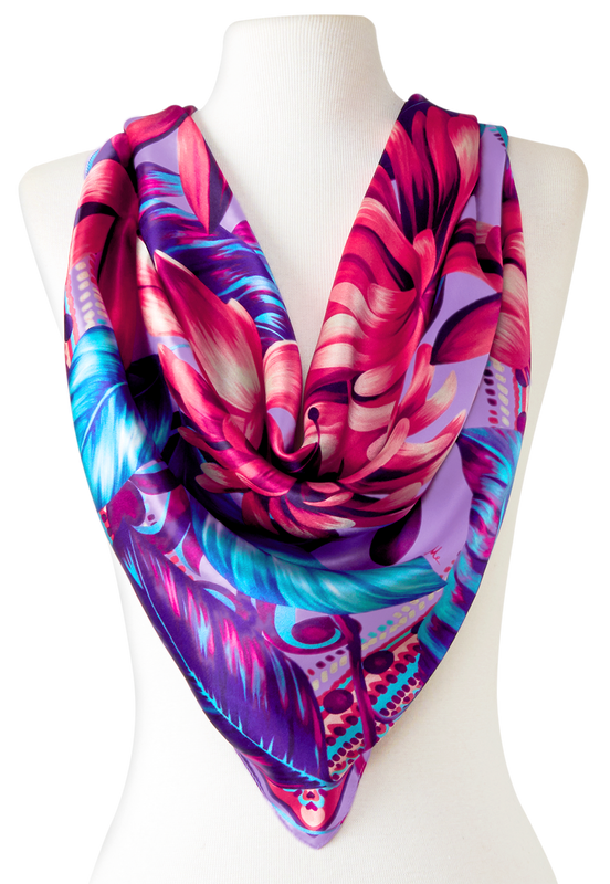   - Lenço Flor Flamingo lavanda em cetim de seda | 90x90cm- Scarf Me 