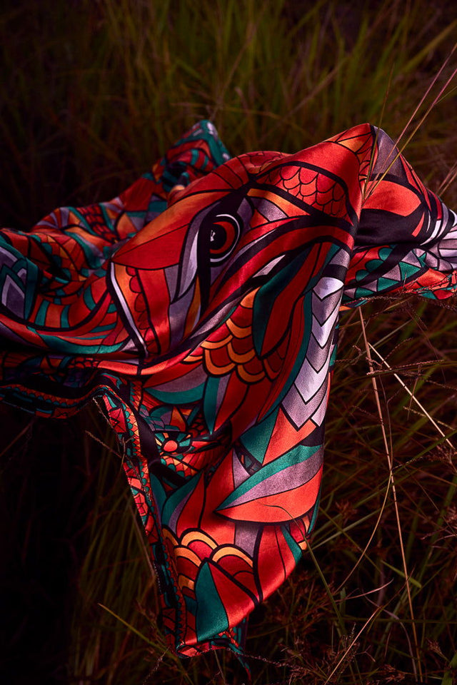   - Lenço Lobo-guará do Cerrado em cetim de seda | 90x90cm- Scarf Me 