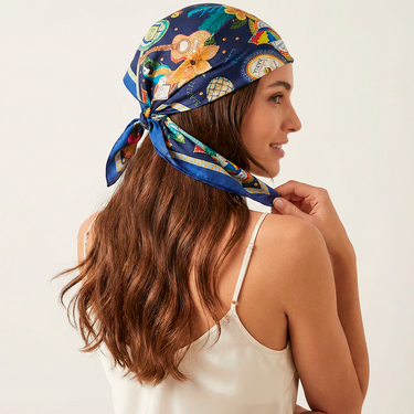 Lenço Passaportes da Alegria azul em cetim de poliéster | 50x50cm