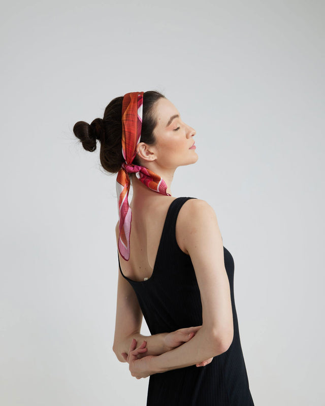   - Lenço Pink Folhagem em cetim poliéster | 70x70cm- Scarf Me 