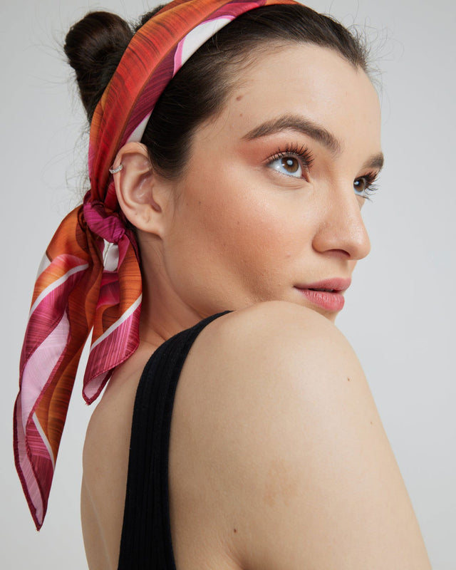   - Lenço Pink Folhagem em cetim poliéster | 70x70cm- Scarf Me 