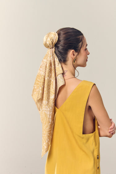 Lenço Ritos de Mar dourado em cetim de seda | 90x90cm