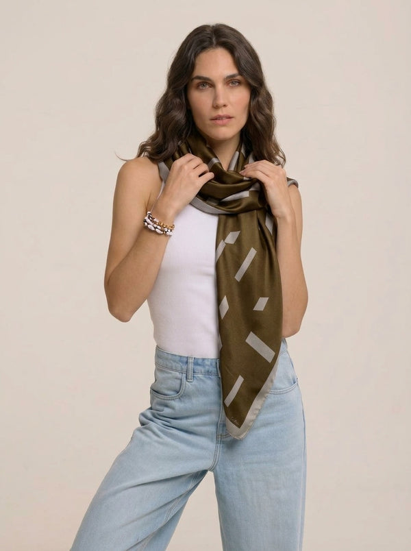 Traço double-sided scarf in silk satin | 90x90cm
